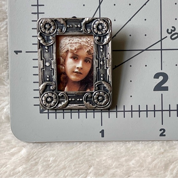 Miniature Vintage PAPEL Freelance Taiwan Brand Pewter Frame 1970's Brooch Pin - Picture 4 of 9